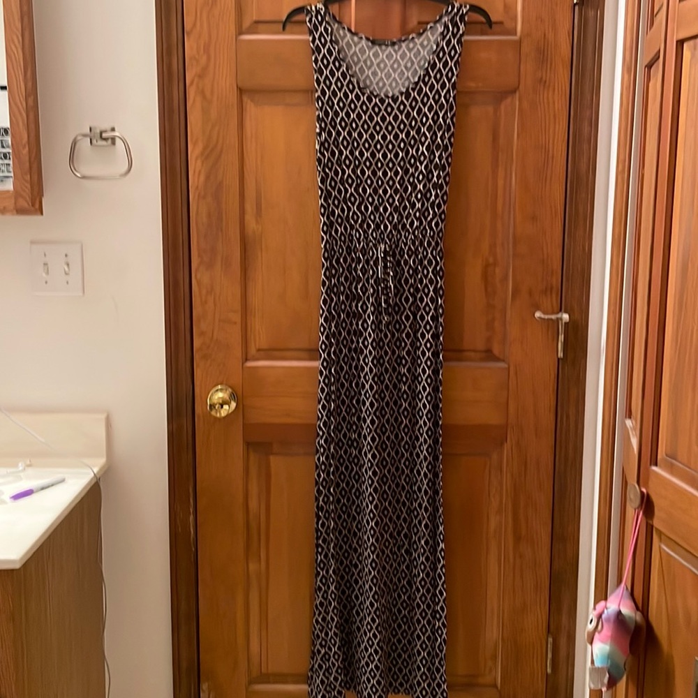 A perfect maxi! With a drop waist and tie detail, this maxi is classic.